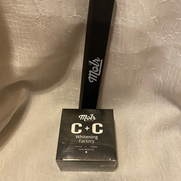 Molr CARBON + COCONUT TEETH
WHITENING POWDER AND
TOOTHBRUSH - Picture 3 of 6